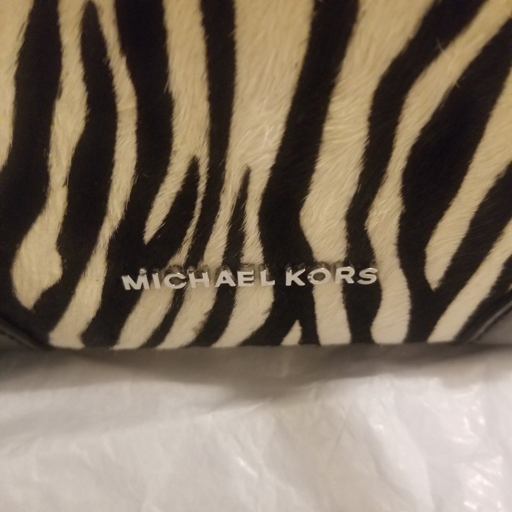 SAVED for firstdownkickNWT Authentic Michael Kors Small Drawstring Bucket Shldr - Picture 4 of 12